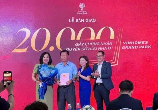 Trao sổ hồng dự án Vinhomes Grand Park